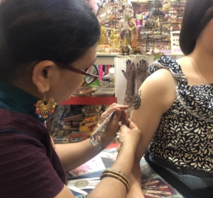 マレーシアのKLでヘナタトゥー施術